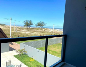 Apartamento beira-mar com piscina